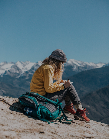 Vista panorâmica de um destino turístico com elementos de viagem, em um estilo visual convidativo.